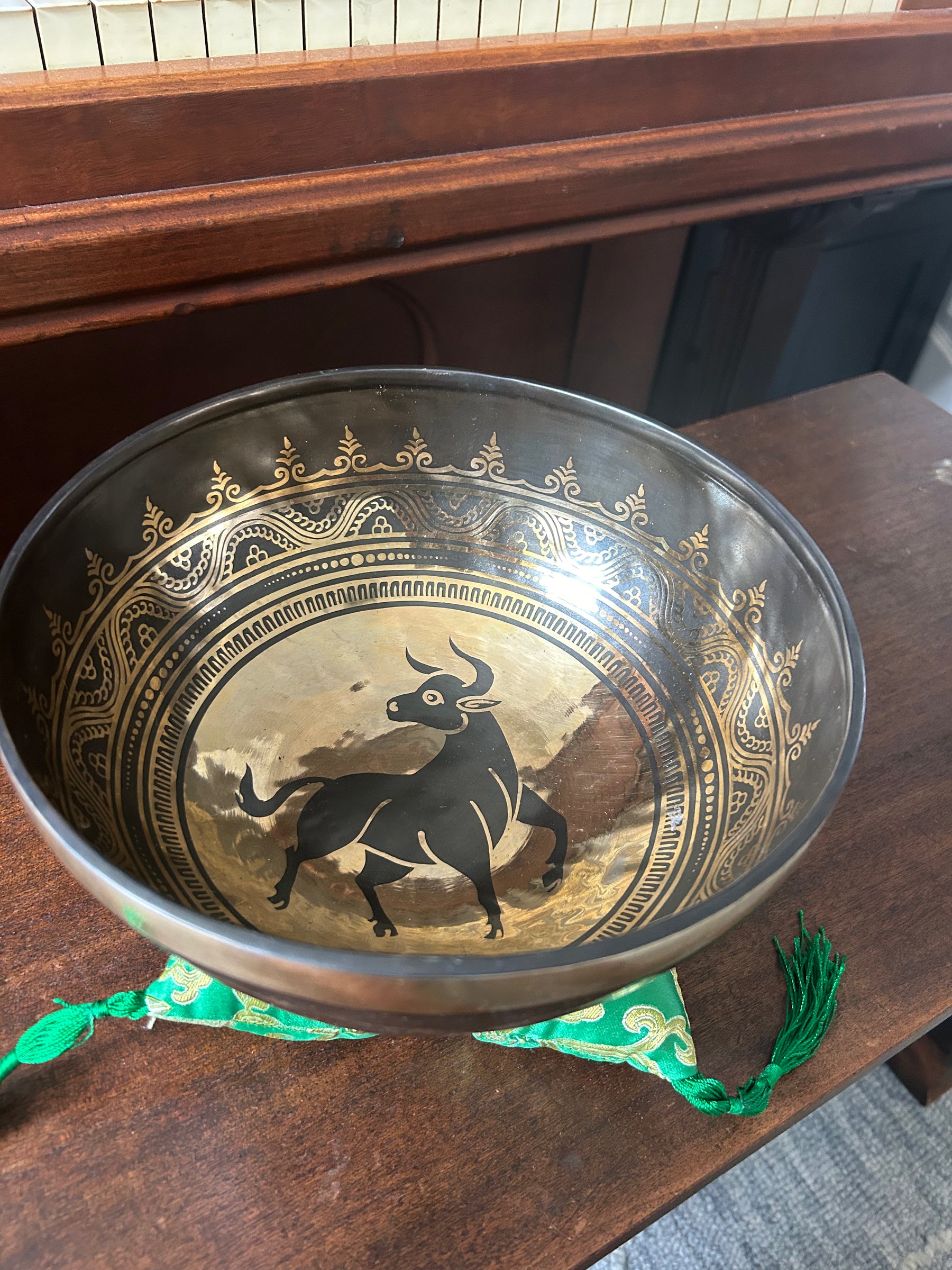 The Taurus Singing Bowl - 9 inch Large | Handmade In Nepal