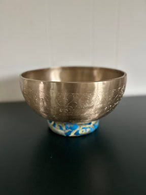 Golden Leaf Singing Bowl: 10.5 Inch 3rd Octave Subtle Etchings