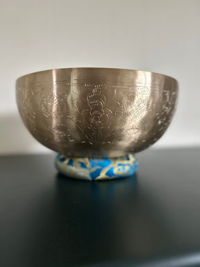 Golden Leaf Singing Bowl: 10.5 Inch 3rd Octave Subtle Etchings