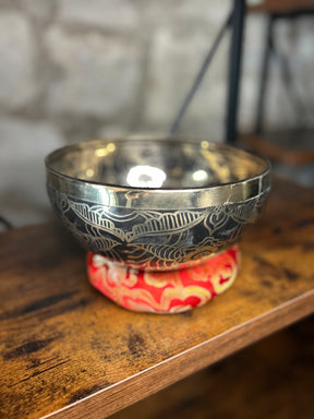 Starlight Solstice Bowl: 8.25 Inch Burnished Patina Relief Bronze Singing Bowl