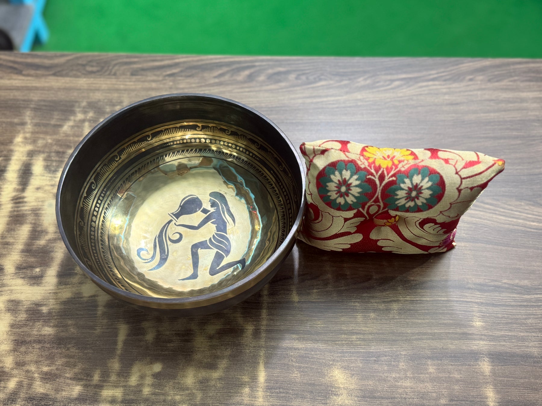 The Aquarius Singing Bowl - 9 inch Large | Handmade In Nepal